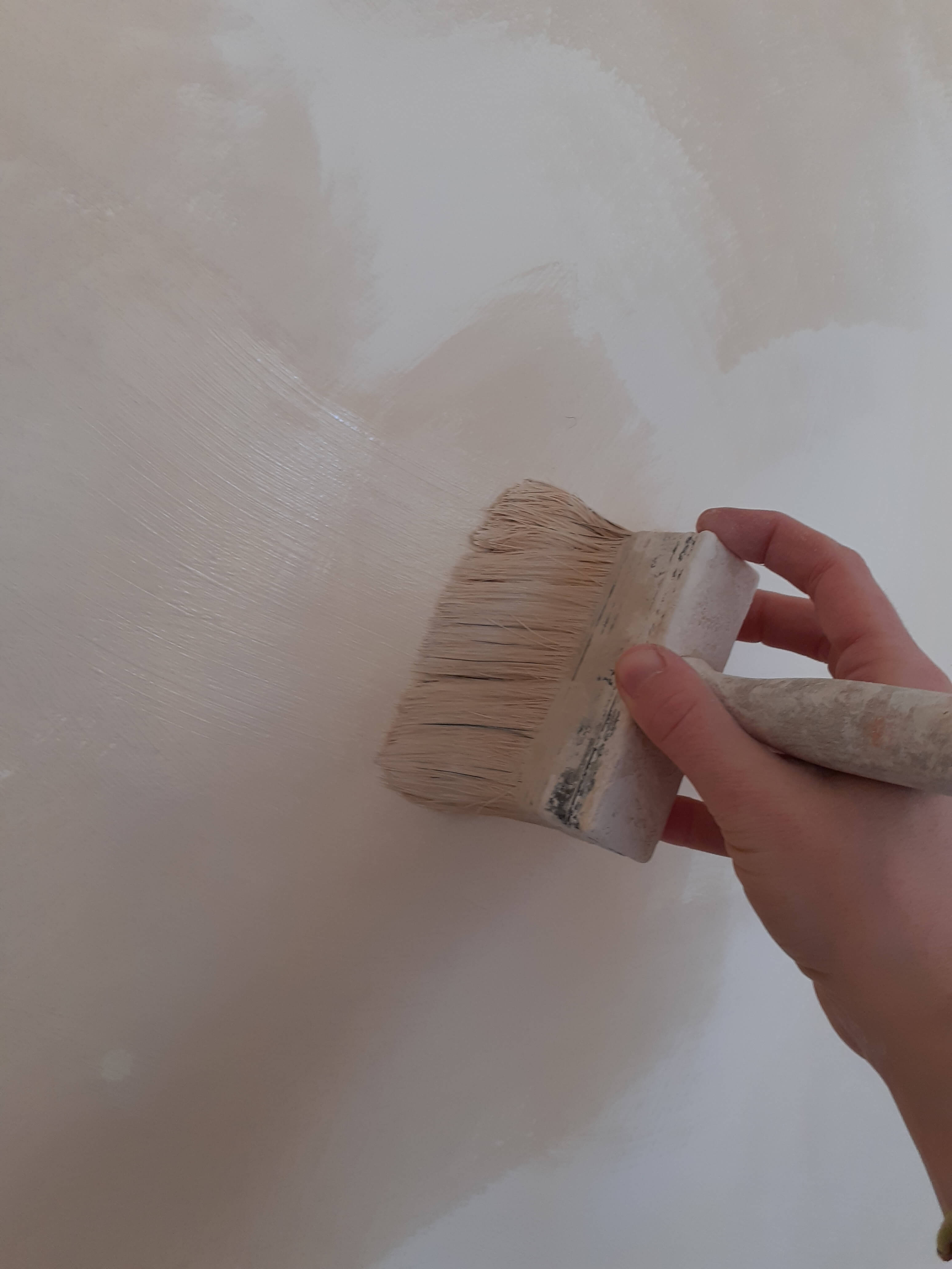 Application d'une badigeon de chaux