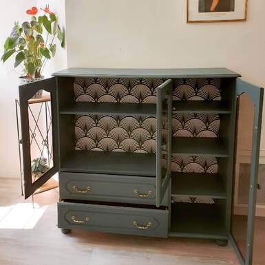 Meuble peint et papier peint